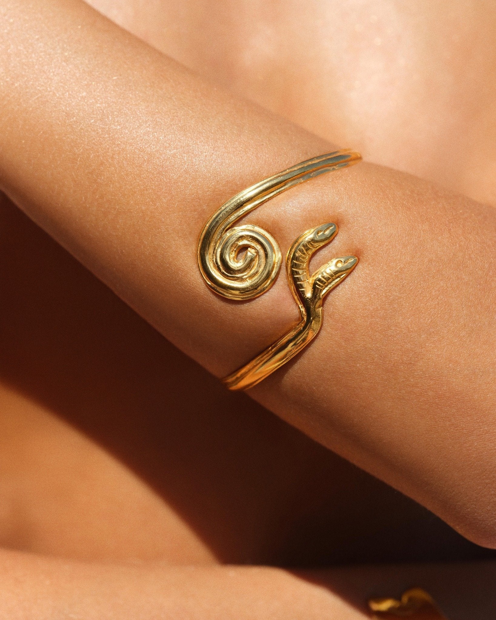 THE HYDRA CUFF