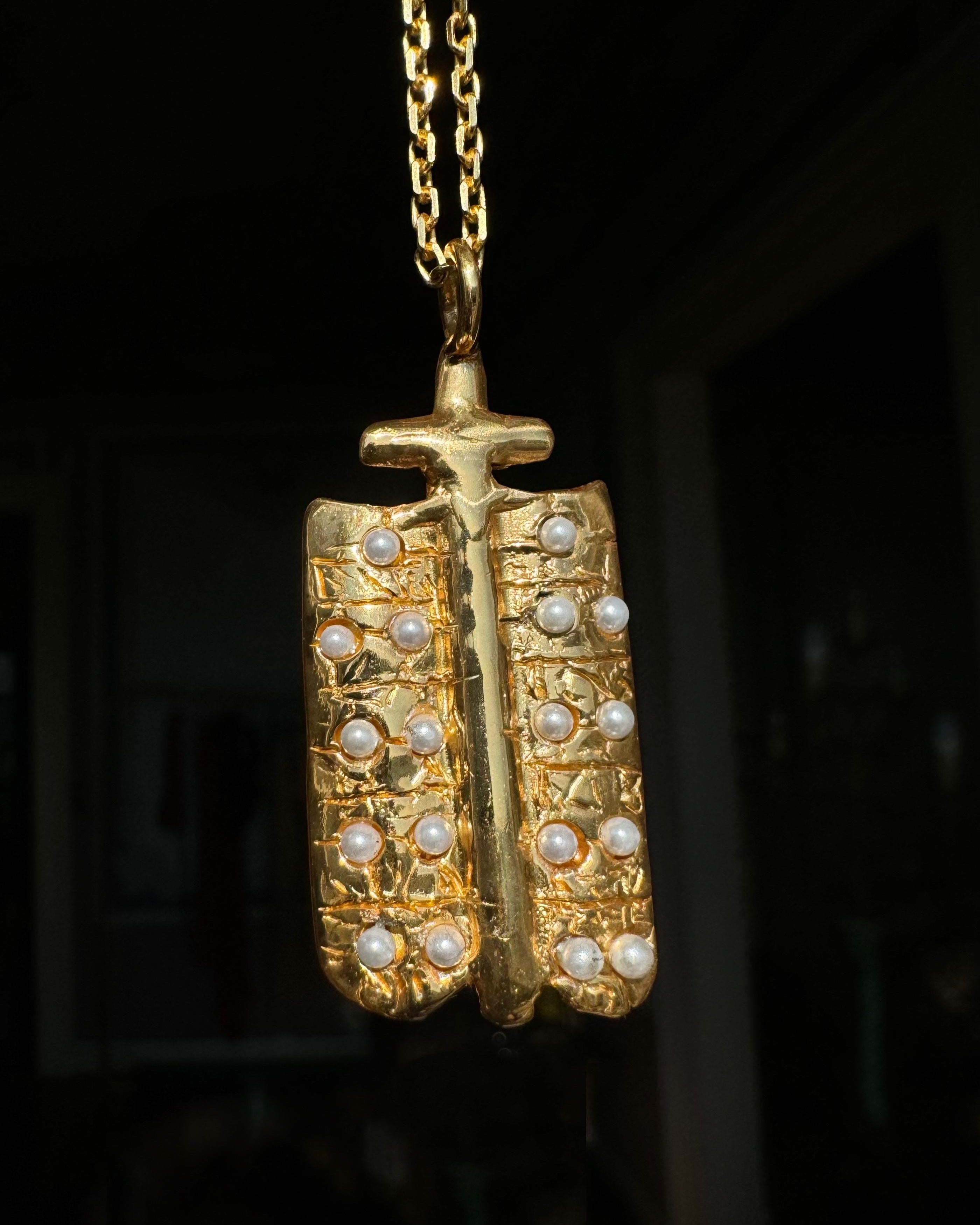THE KESHI NECKLACE